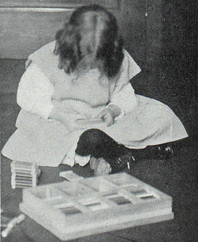 A girl uses Montessori color materials. (Photo via Wikimedia Commons.)